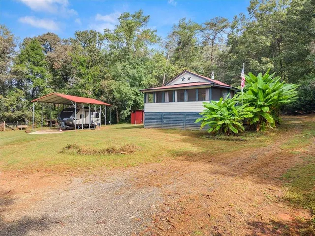 a view of a house with a yard