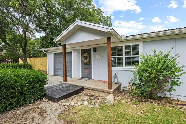 a view of a house with backyard and garden
