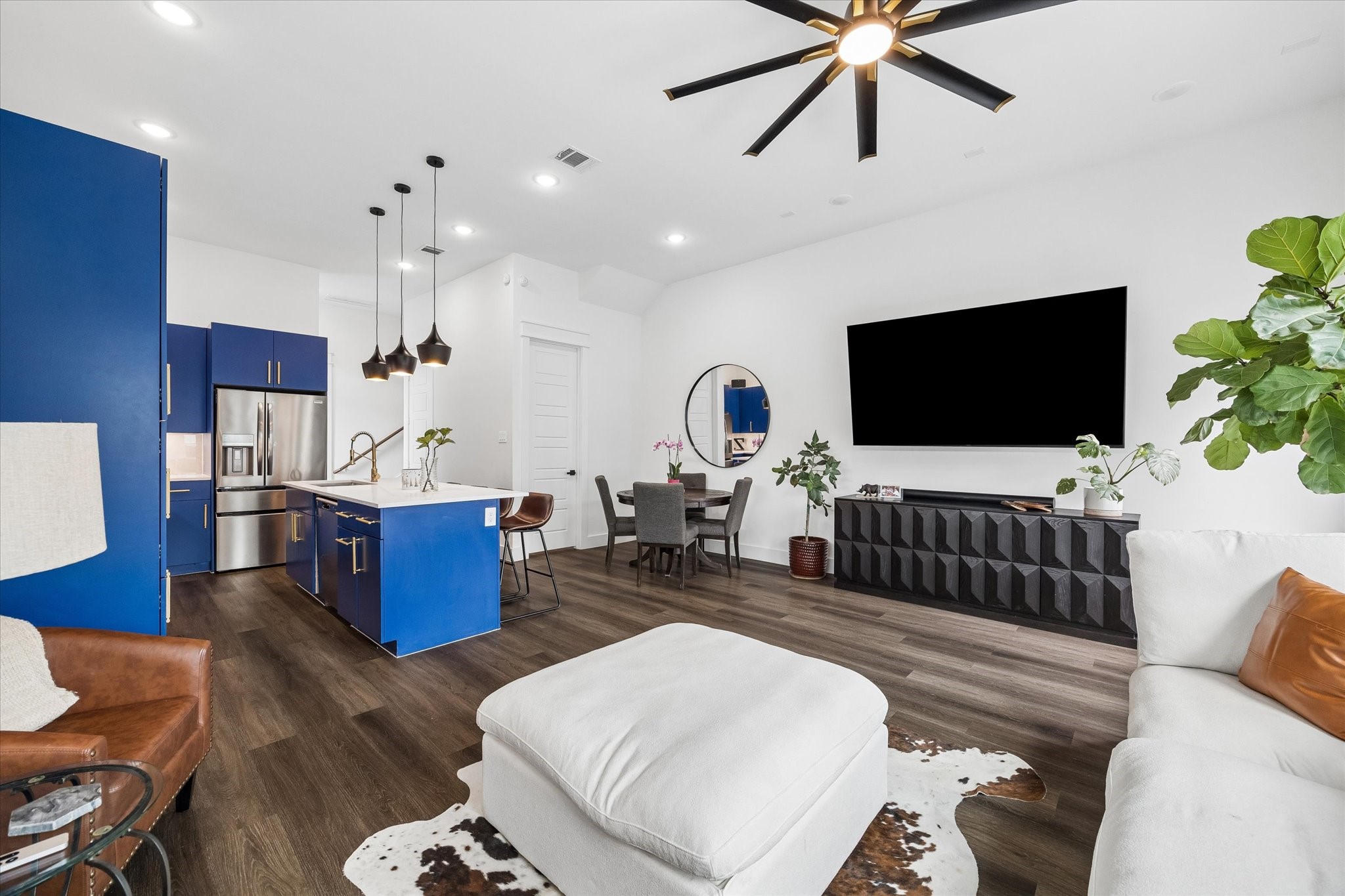 5318 Wunder Lane Houston, TX 77091 - Photo 7 of 25 a living room with furniture and a flat screen tv