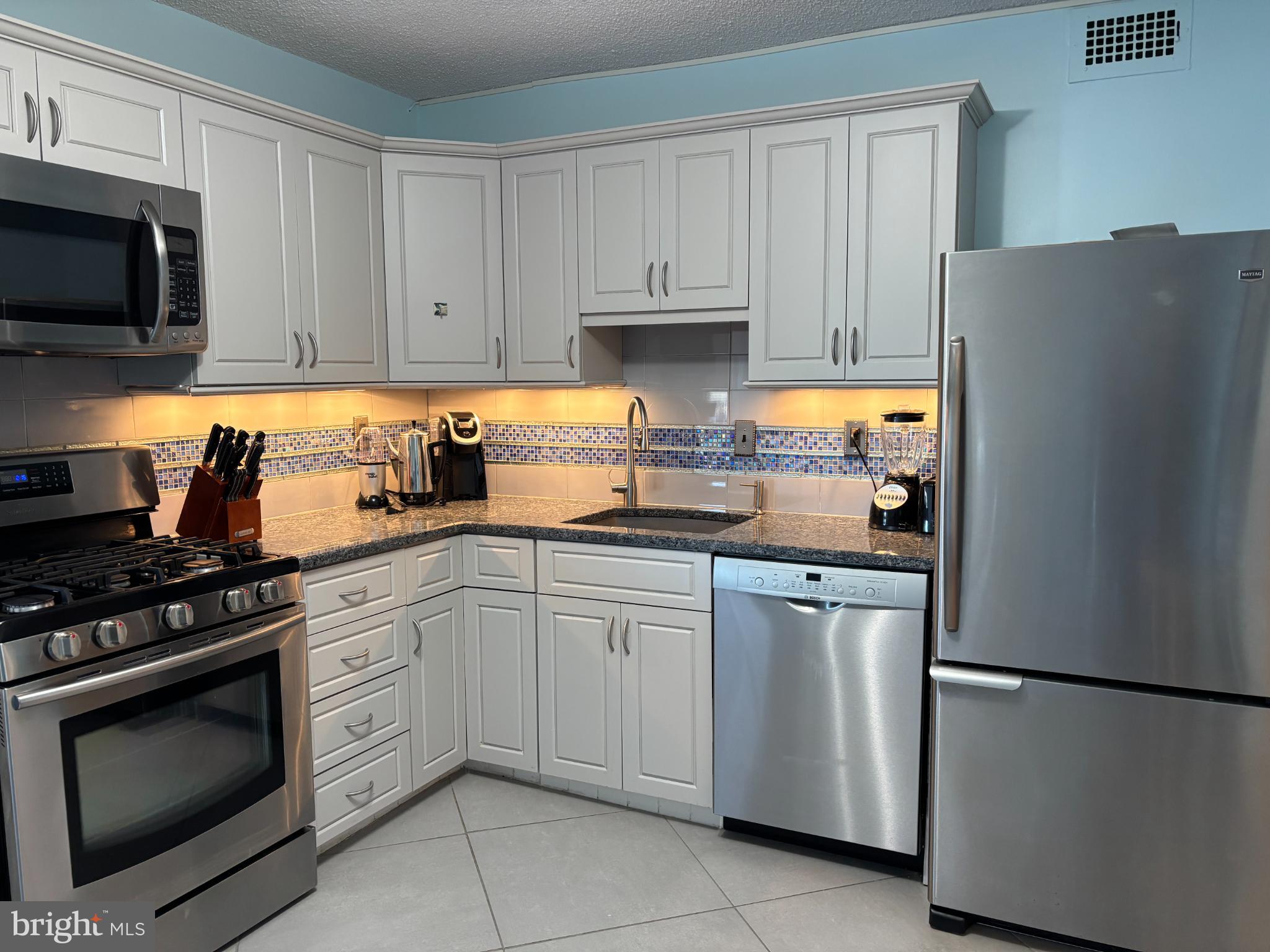 5225 Pooks Hill Road, Unit 528N Bethesda, MD 20814 - Photo 18 of 31 Fully-equipped kitchen