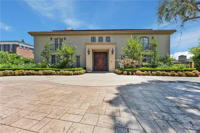 a picture of a cabinet