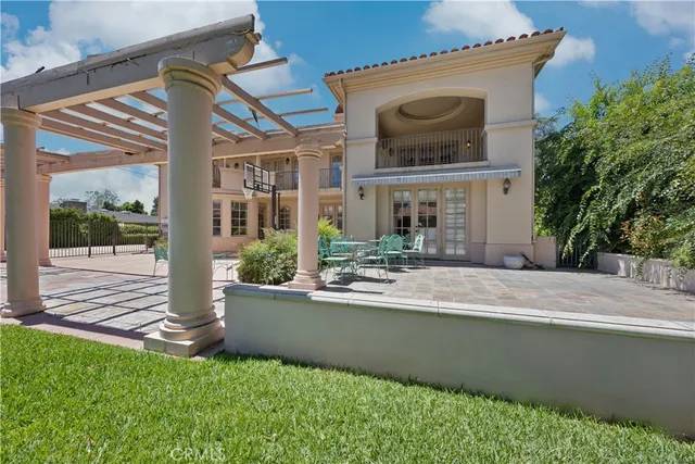 a view of livingroom with furniture and windows
