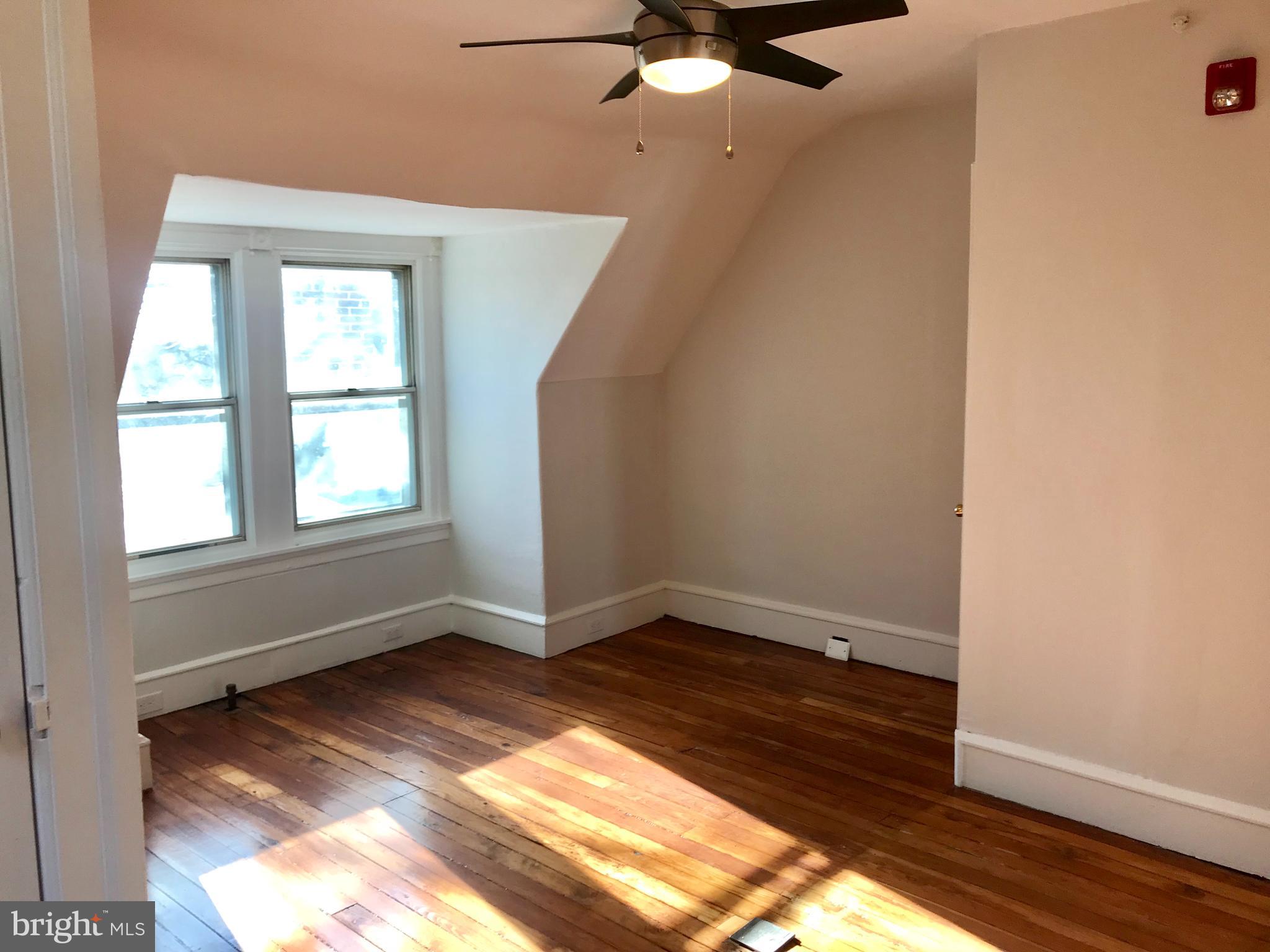 471 Gerhard Street Philadelphia, PA 19128 - Photo 2 of 16 Living Room