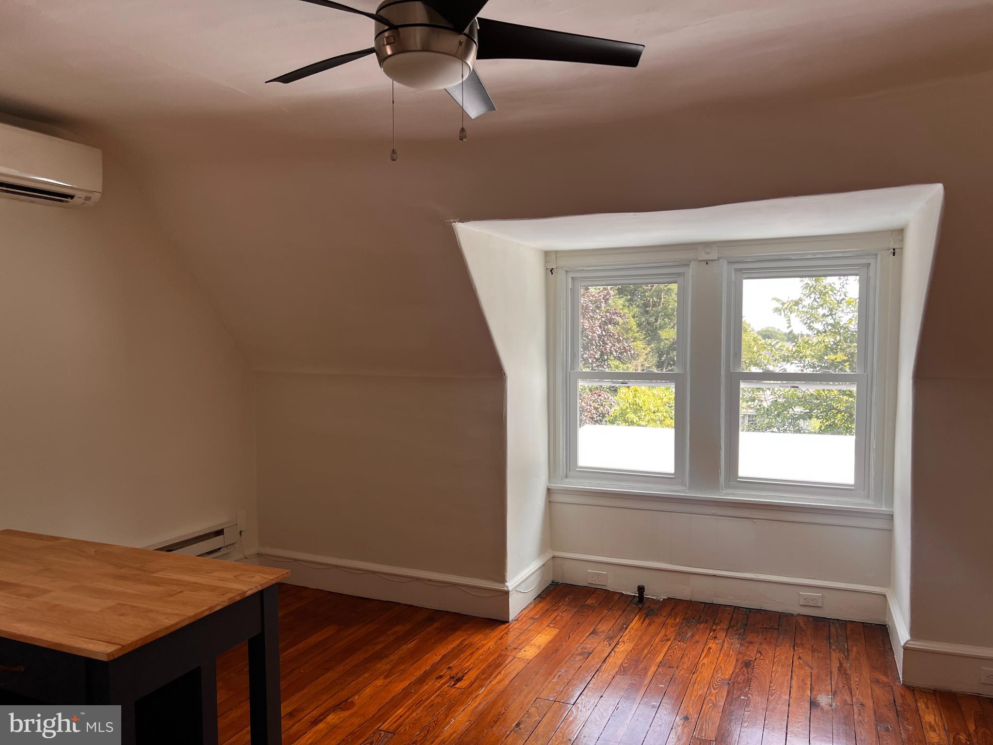 471 Gerhard Street Philadelphia, PA 19128 - Photo 3 of 16 Living Room