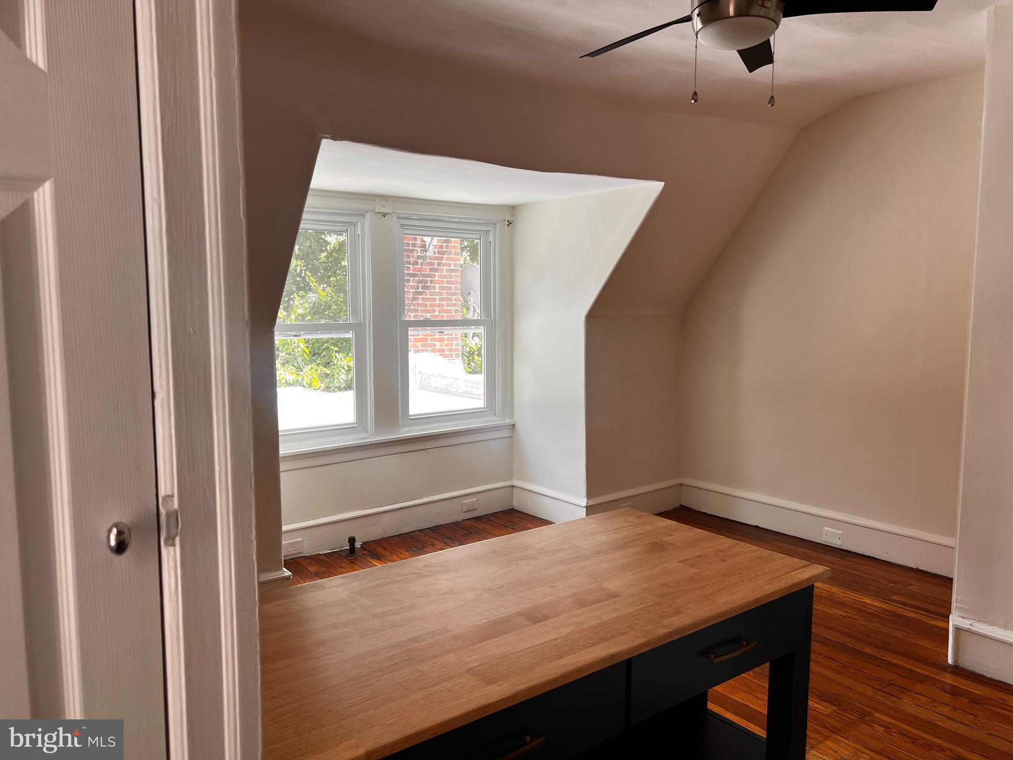 471 Gerhard Street Philadelphia, PA 19128 - Photo 4 of 16 Living Room