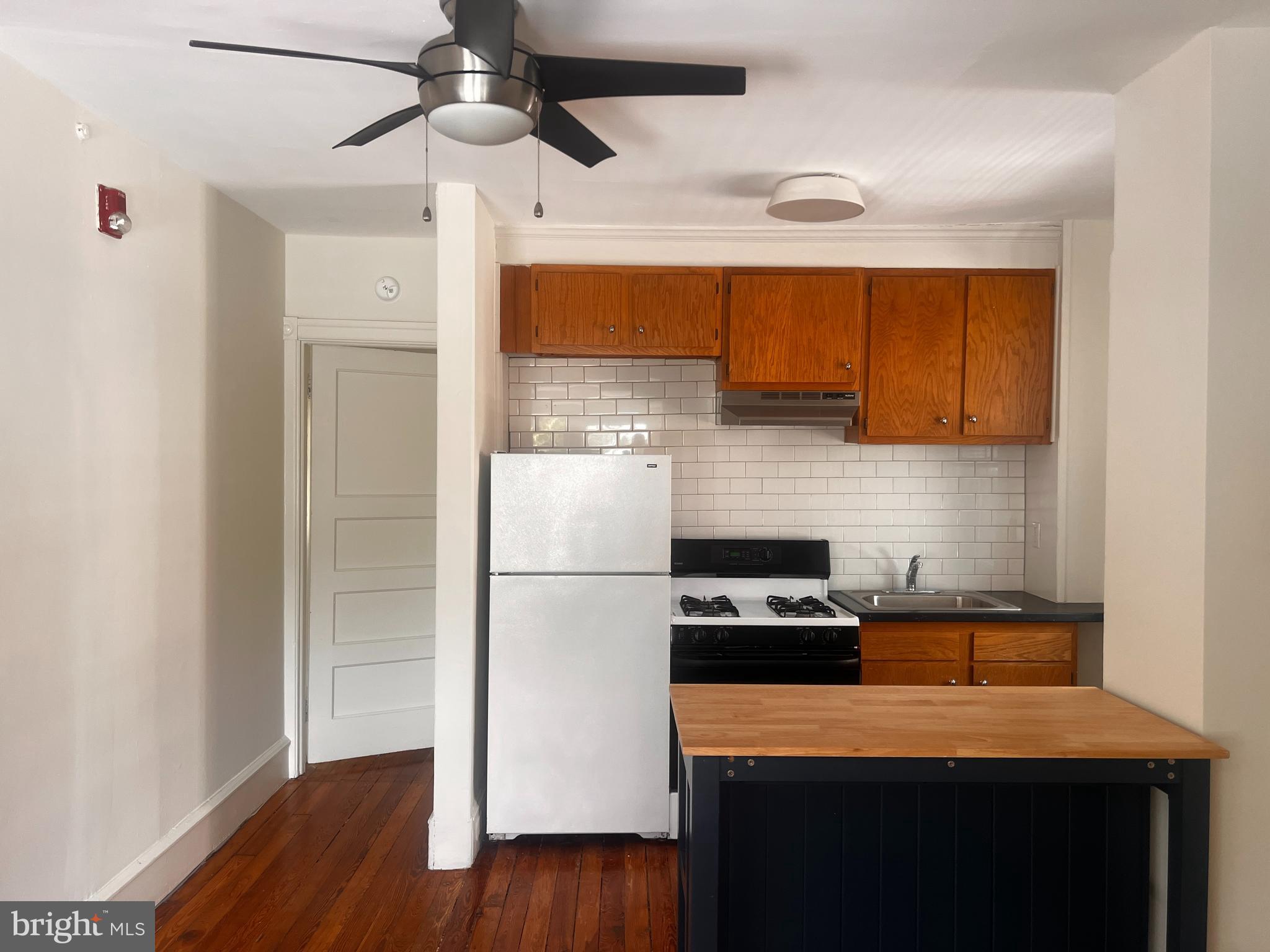 471 Gerhard Street Philadelphia, PA 19128 - Photo 5 of 16 Kitchen