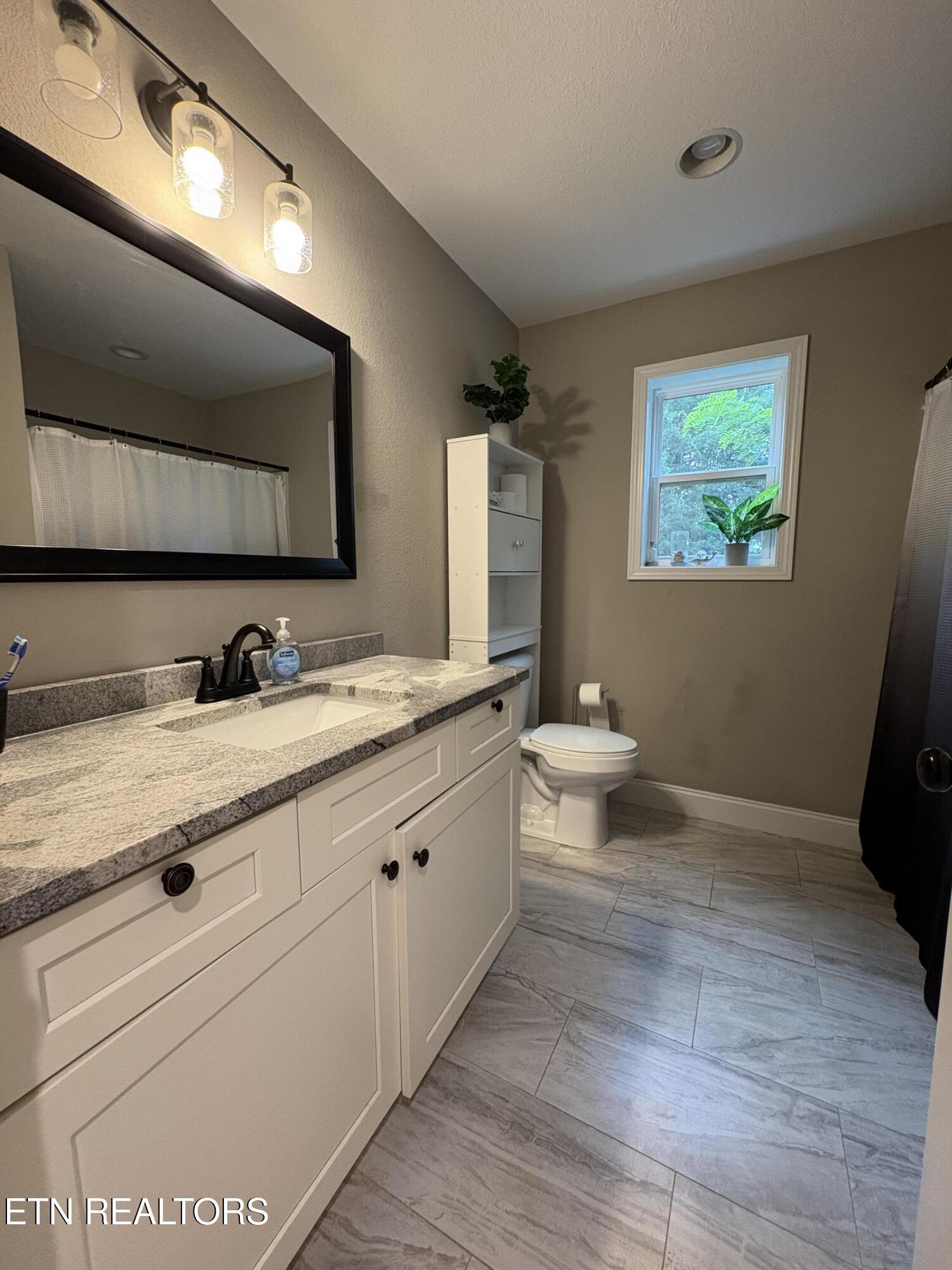 327 Thomas Loop Road Sevierville, TN 37876 - Photo 12 of 18 Bathroom 2