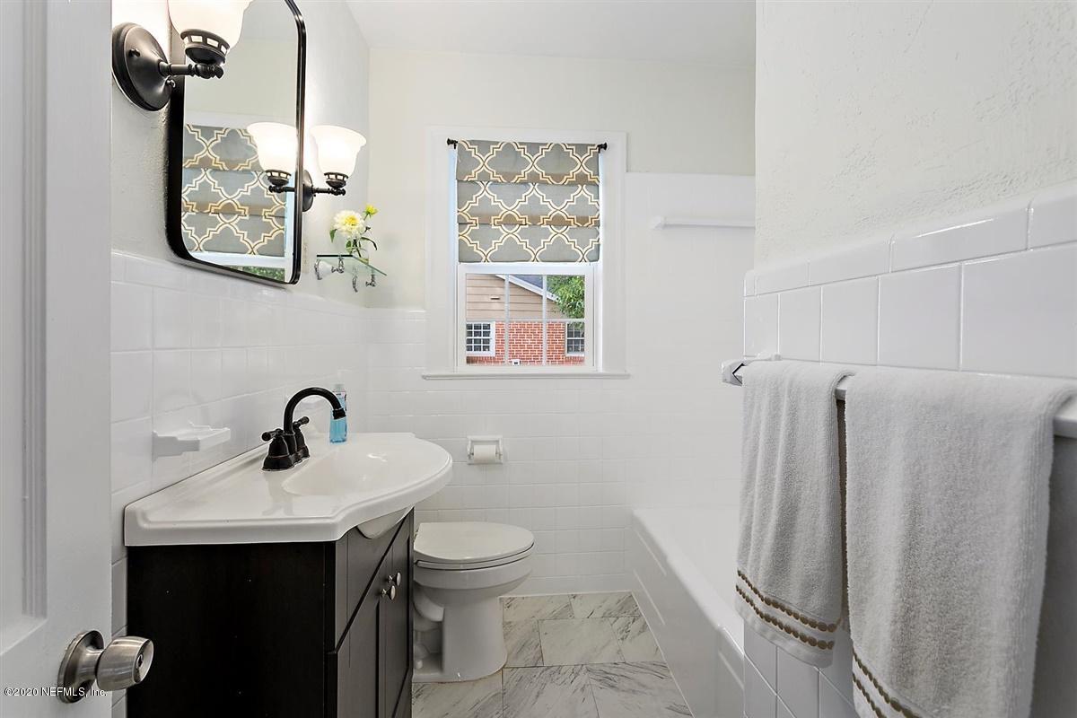 1405 Pinetree Road Jacksonville, FL 32207 - Photo 15 of 29 Bathroom