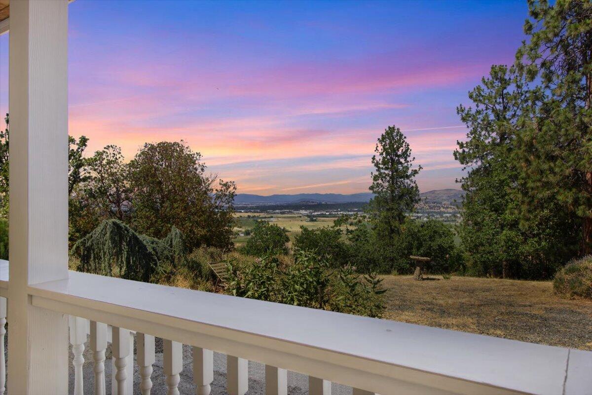 4408 Independence School Road Medford, OR 97501 - Photo 34 of 40 Sunset view from front deck