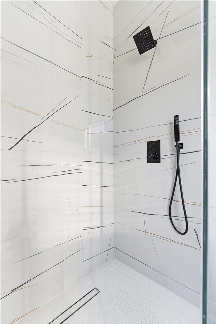 2636 West Evergreen Avenue, Unit 3 Chicago, IL 60622 - Photo 15 of 22 a bathroom with a shower