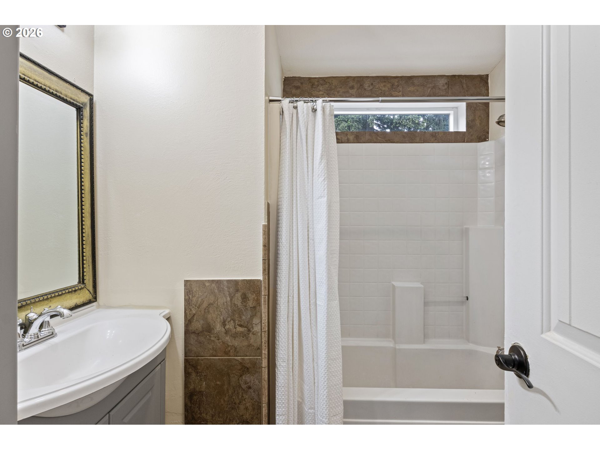 9700 Southwest Tualatin Road, Unit 18 Tualatin, OR 97062 - Photo 17 of 24 Bathroom