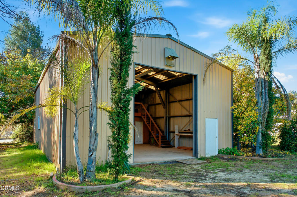 1400 Park Road Ojai, CA 93023 - Photo 19 of 67 a view of a backyard with plants and large tree
