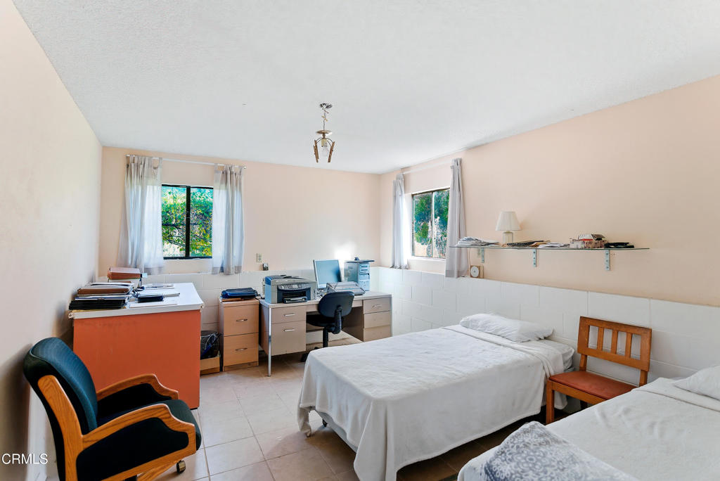 1400 Park Road Ojai, CA 93023 - Photo 38 of 67 a bedroom with two beds and a couch