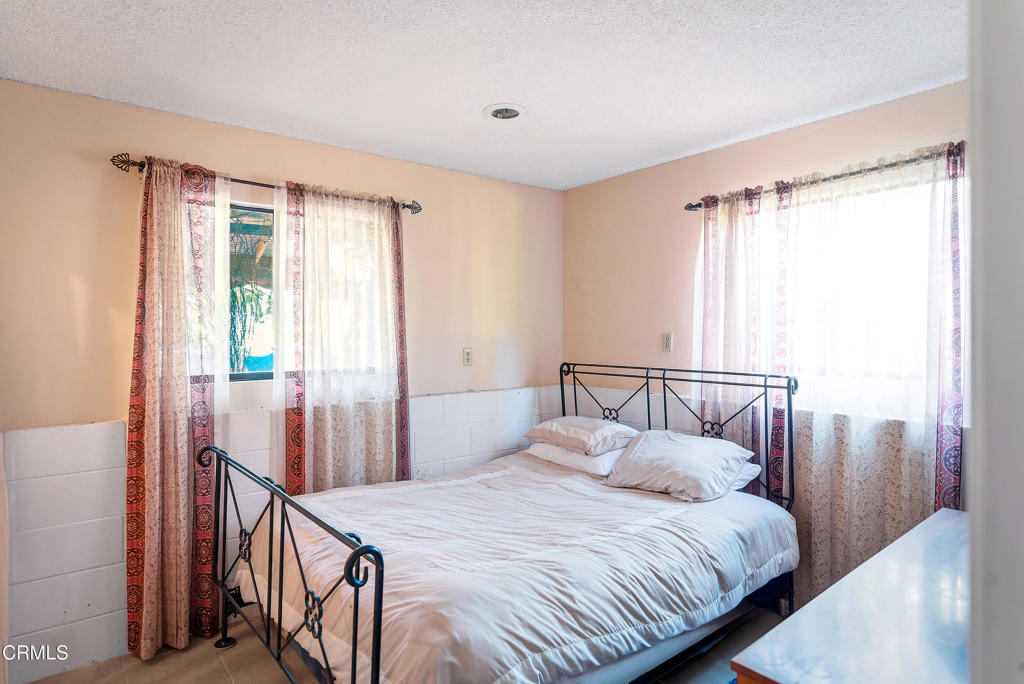 1400 Park Road Ojai, CA 93023 - Photo 40 of 67 a bedroom with a bed and a window