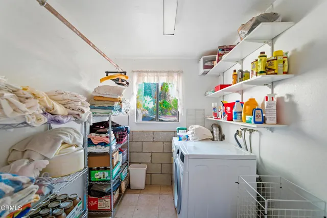 a view of a house with backyard