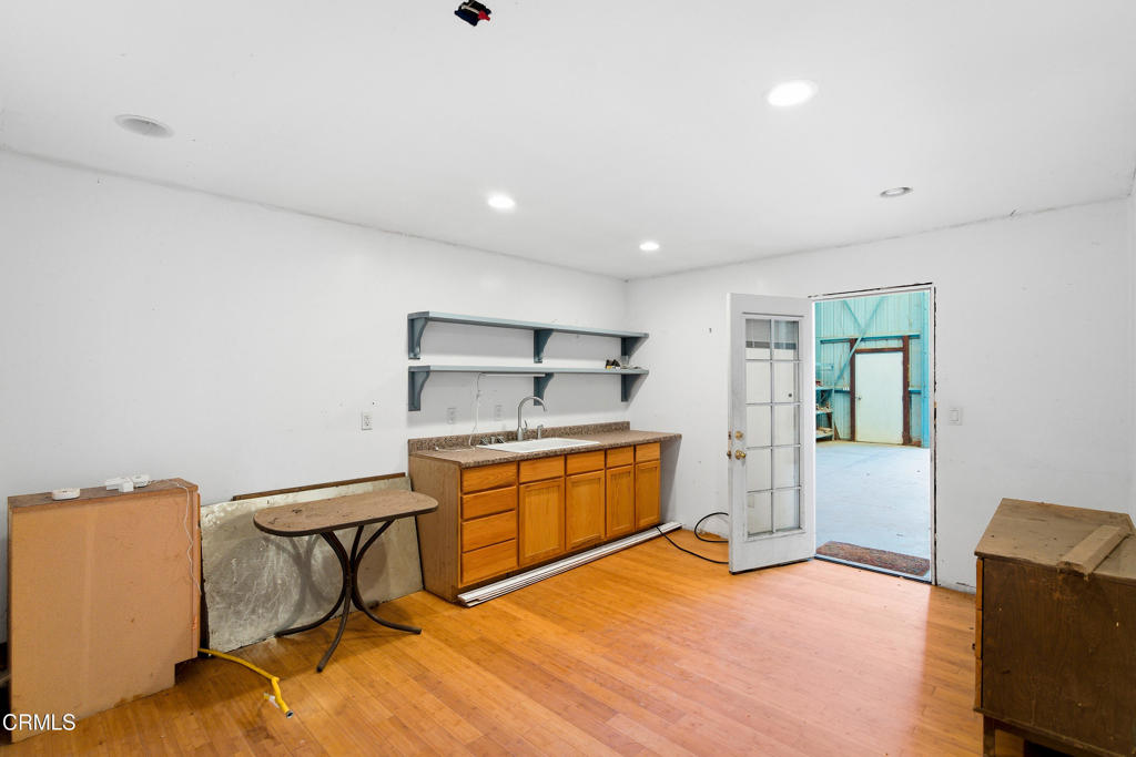 1400 Park Road Ojai, CA 93023 - Photo 57 of 67 a room with a bed and furniture