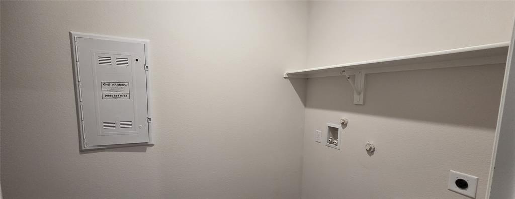 916 Elizabeth Street Anna, TX 75409 - Photo 22 of 31 a close up of a mirror