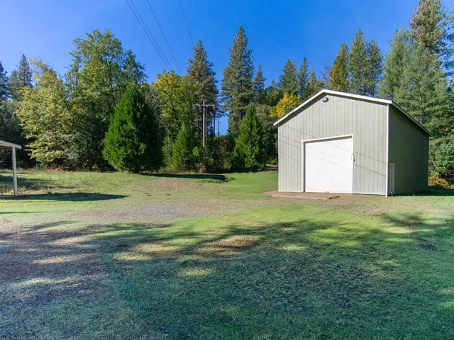 a view of a backyard