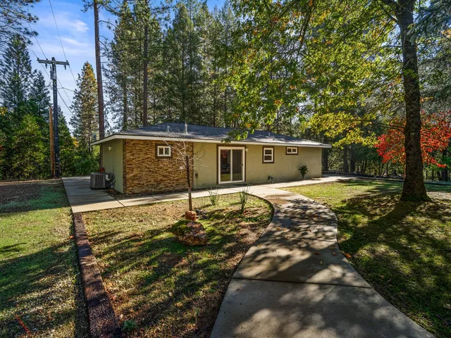 a view of a backyard