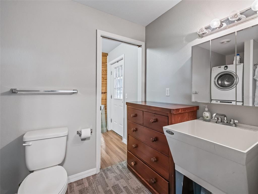 402 Southwest 127th Place Ocala, FL 34473 - Photo 60 of 75 a bathroom with a toilet a sink and mirror