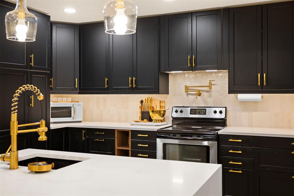 1121 Pierce Road Red Oak, TX 75154 - Photo 12 of 40 a kitchen with stainless steel appliances a stove a sink and cabinets
