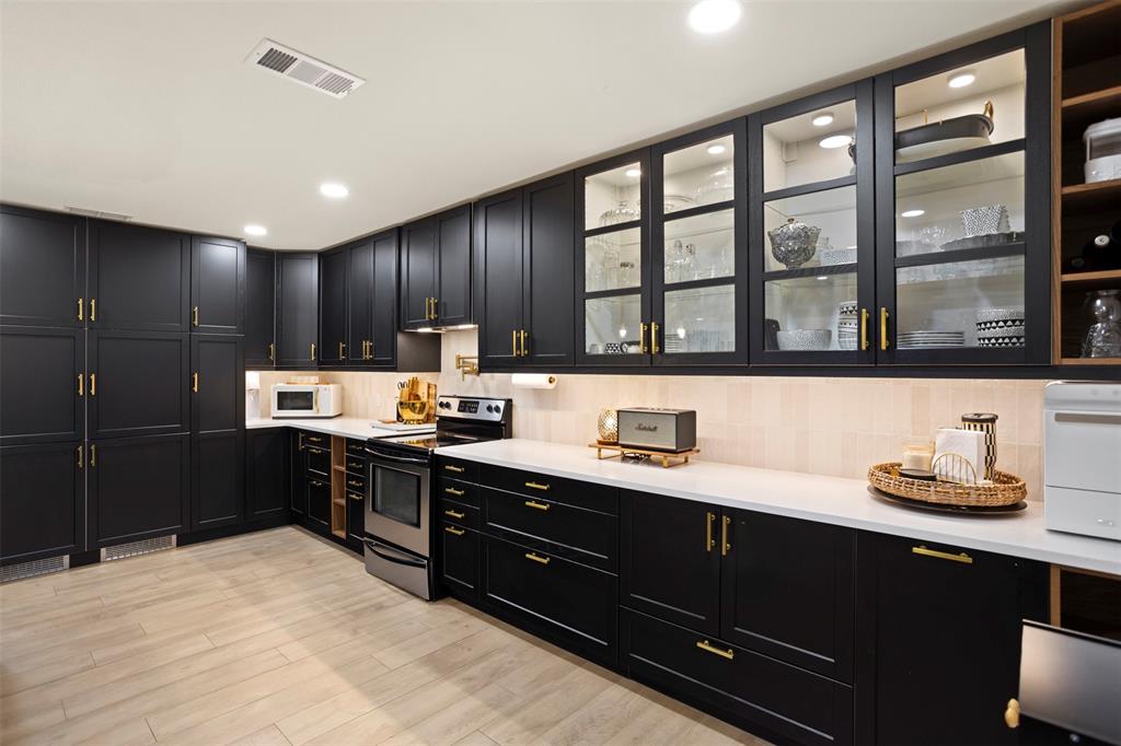 1121 Pierce Road Red Oak, TX 75154 - Photo 13 of 40 a kitchen with a sink and cabinets
