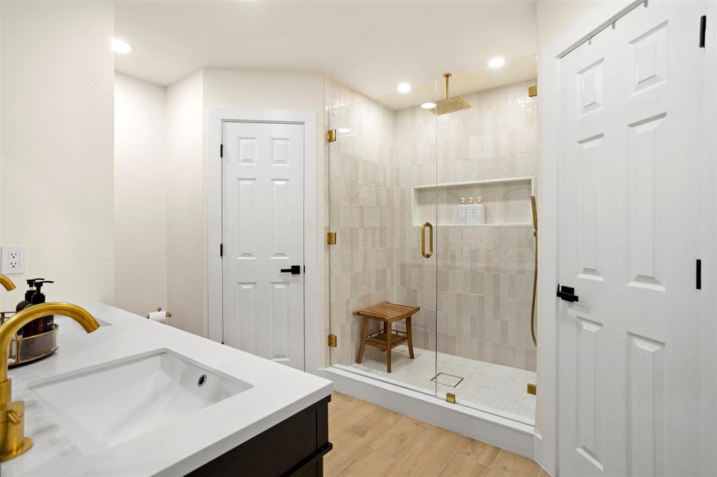 1121 Pierce Road Red Oak, TX 75154 - Photo 21 of 40 a bathroom with a tub and a sink