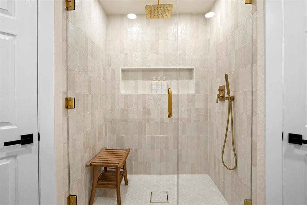 1121 Pierce Road Red Oak, TX 75154 - Photo 22 of 40 a bathroom with a shower