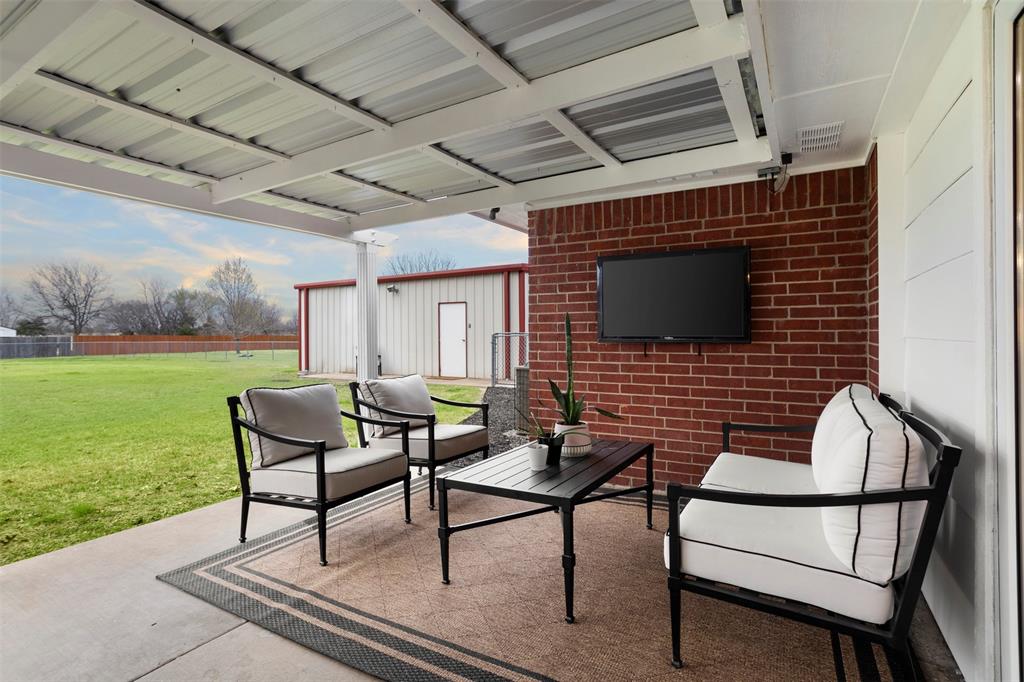 1121 Pierce Road Red Oak, TX 75154 - Photo 31 of 40 a outdoor living space with furniture