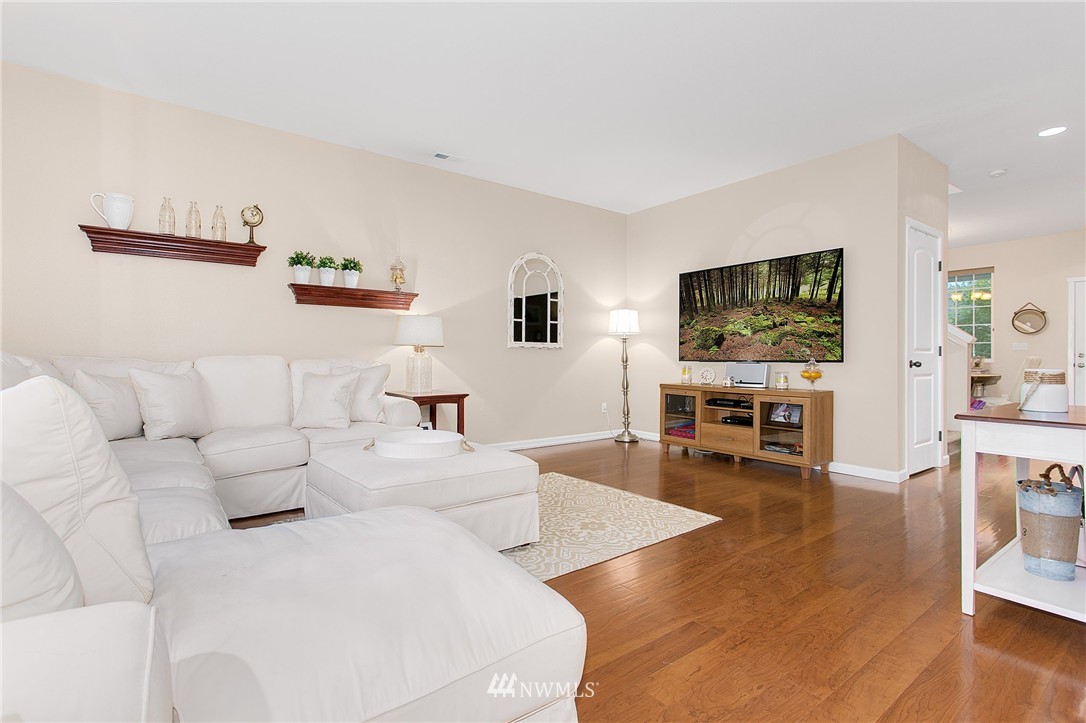 520 Field Place Northeast Renton, WA 98059 - Photo 4 of 21