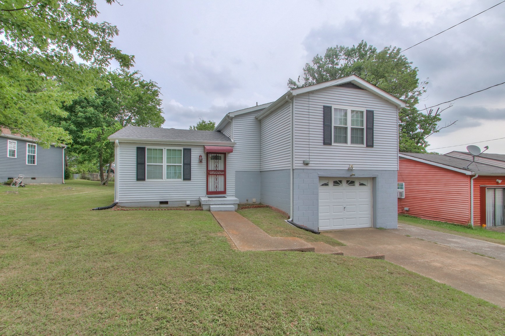 a view of a house with a yard