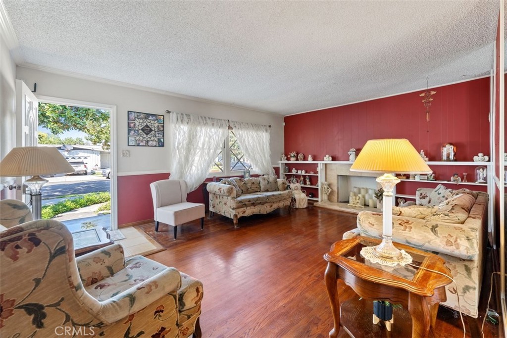 412 South Fann Street Anaheim, CA 92804 - Photo 5 of 12 Living Room