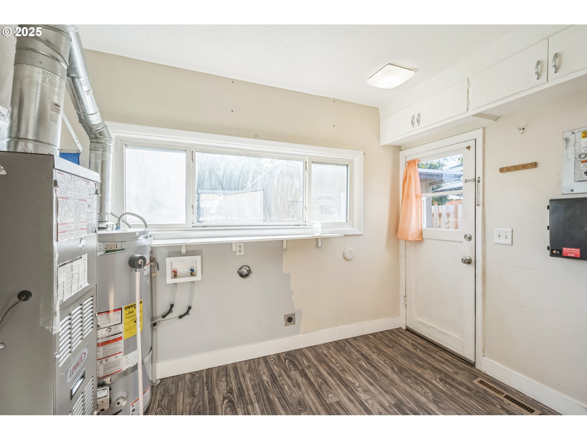420 Southeast Linden Avenue Gresham, OR 97080 - Photo 21 of 30 a view of empty room with wooden floor
