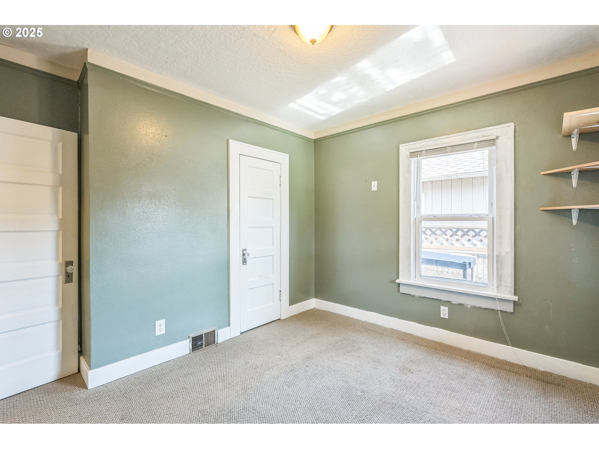420 Southeast Linden Avenue Gresham, OR 97080 - Photo 23 of 30 a view of an empty room and window