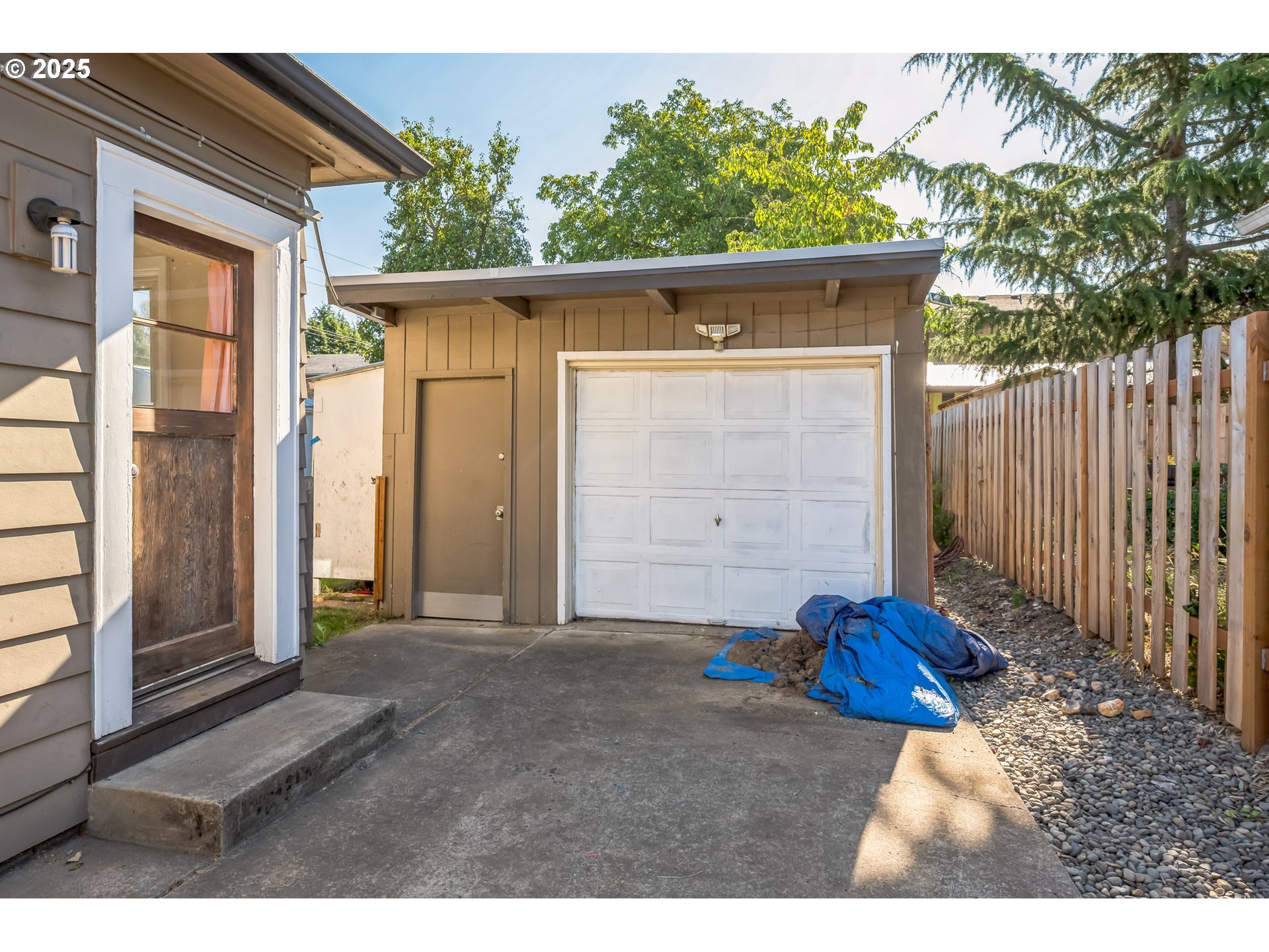 420 Southeast Linden Avenue Gresham, OR 97080 - Photo 5 of 30 a backyard of a house