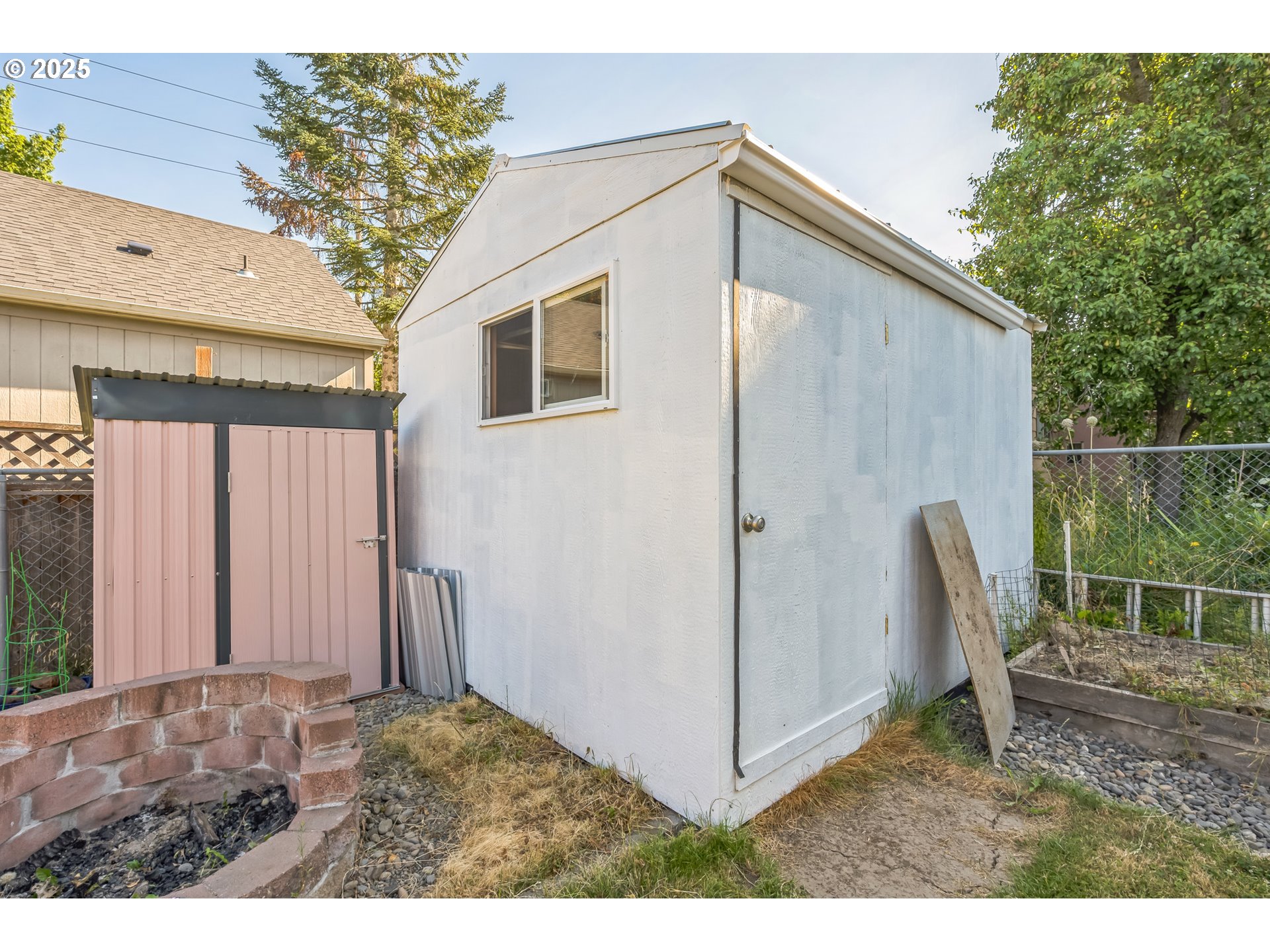 420 Southeast Linden Avenue Gresham, OR 97080 - Photo 10 of 30 a backyard of a house