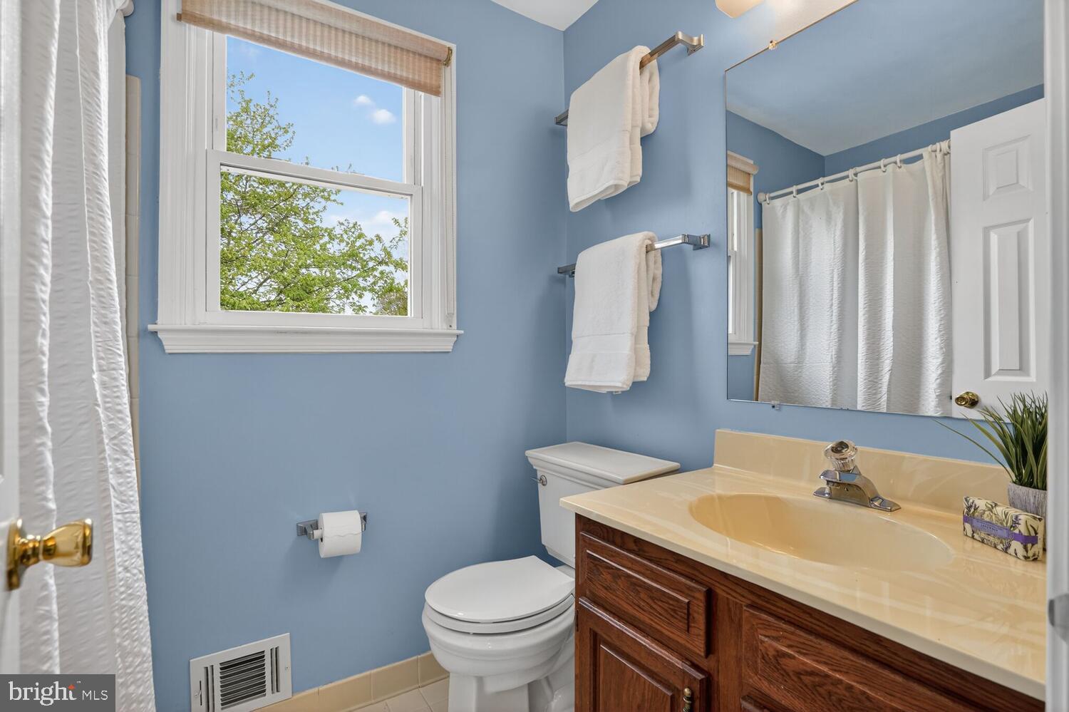 1122 Janney Street Southwest Leesburg, VA 20175 - Photo 27 of 41 Full Bathroom