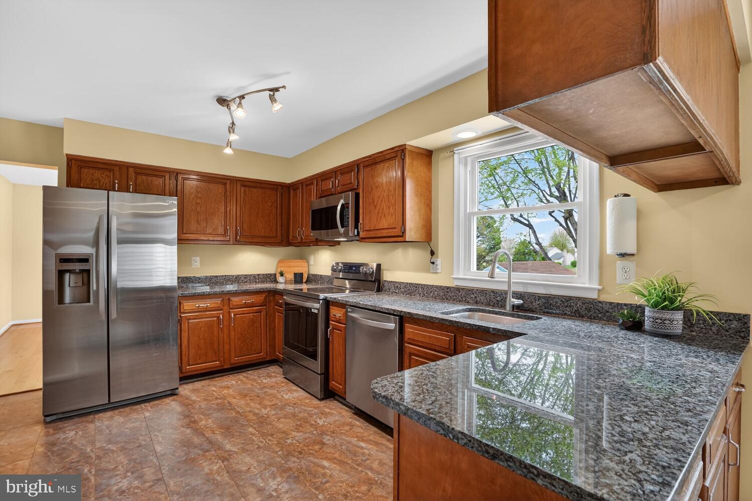 1122 Janney Street Southwest Leesburg, VA 20175 - Photo 10 of 41 Kitchen