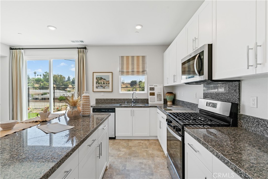 34273 Creek View Lane Yucaipa, CA 92399 - Photo 9 of 32