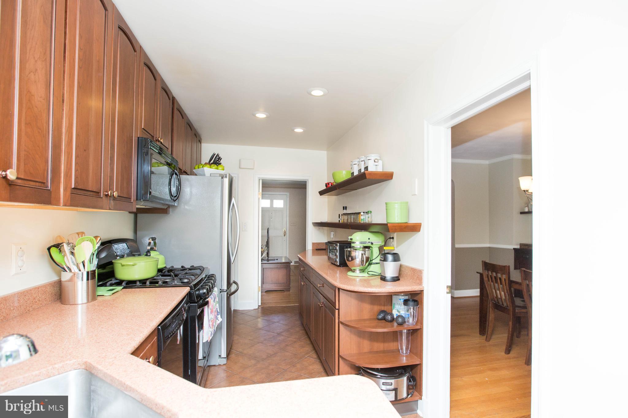 133 Hopkins Road Baltimore, MD 21212 - Photo 8 of 25 Granite counters & cherry cabinets