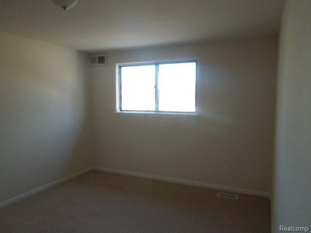 3142 Summers Road, Unit 3142 Keego Harbor, MI 48320 - Photo 13 of 17 4-4 023.jpg