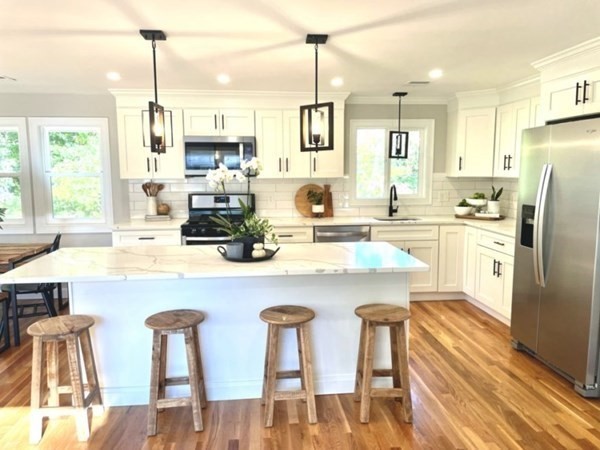 11 Greenwich Road Norwood, MA 02062 - Photo 3 of 20 Gallery Image 3