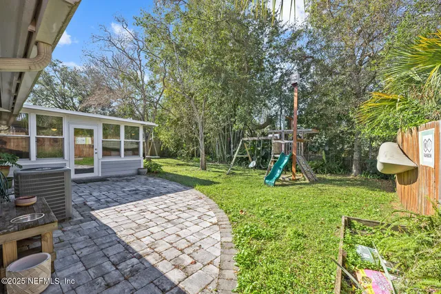 a view of a house with backyard