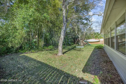 a view of a back yard