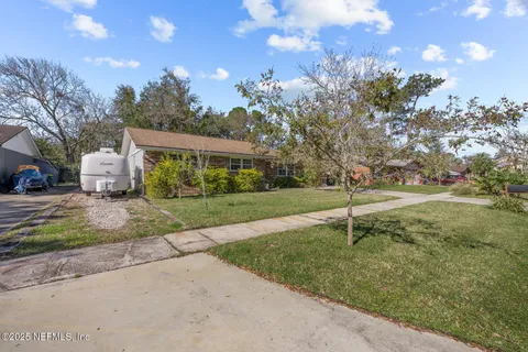 a house view with yard