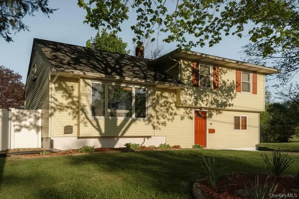 $525,000 | 10 Cambridge Drive, Red Hook, NY 12571