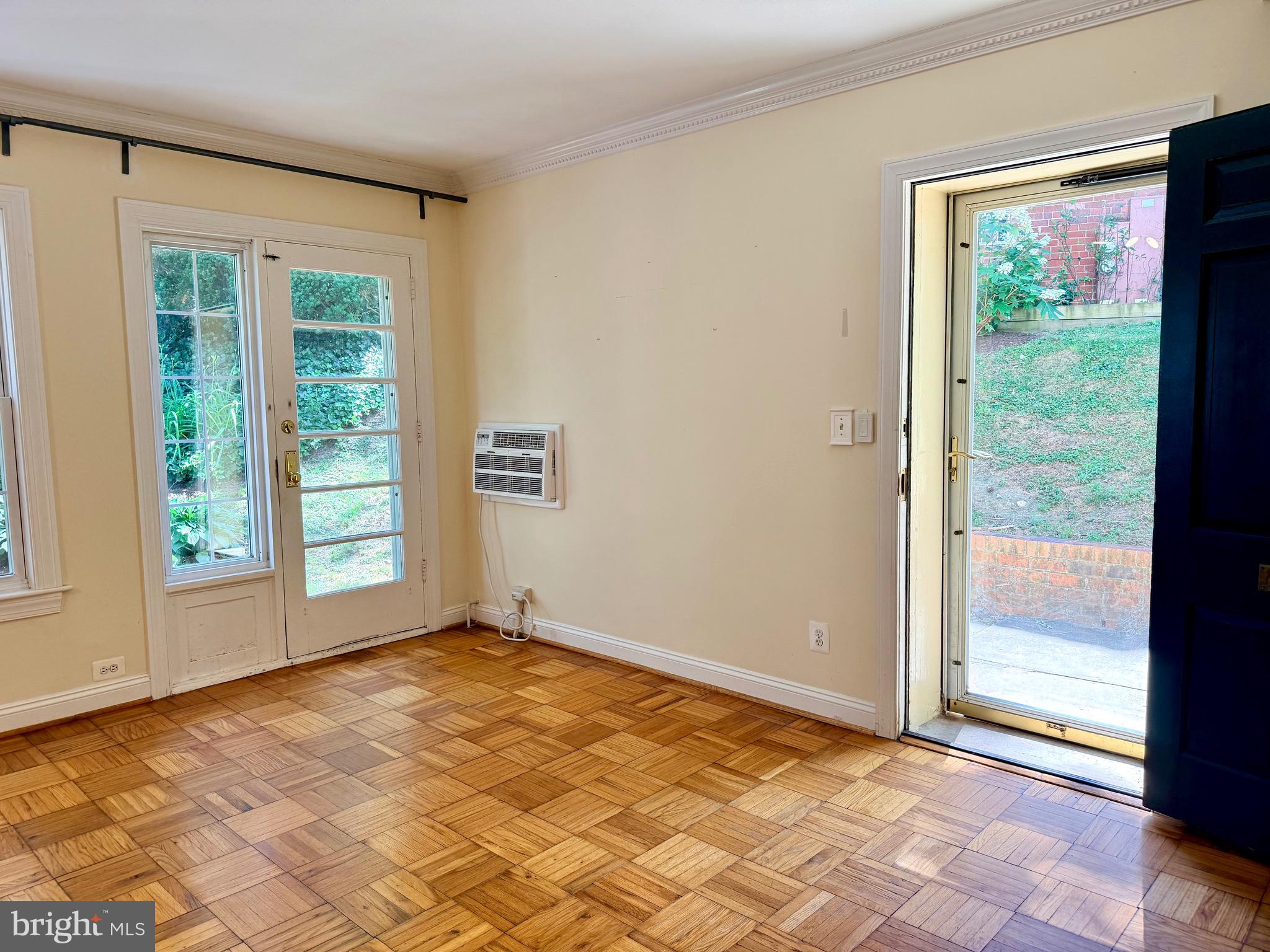 1628 Ripon Place Alexandria, VA 22302 - Photo 5 of 21 Let the light shine in!