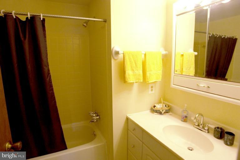 20700 Bell Bluff Road Gaithersburg, MD 20882 - Photo 21 of 30 Upstairs hall bathroom