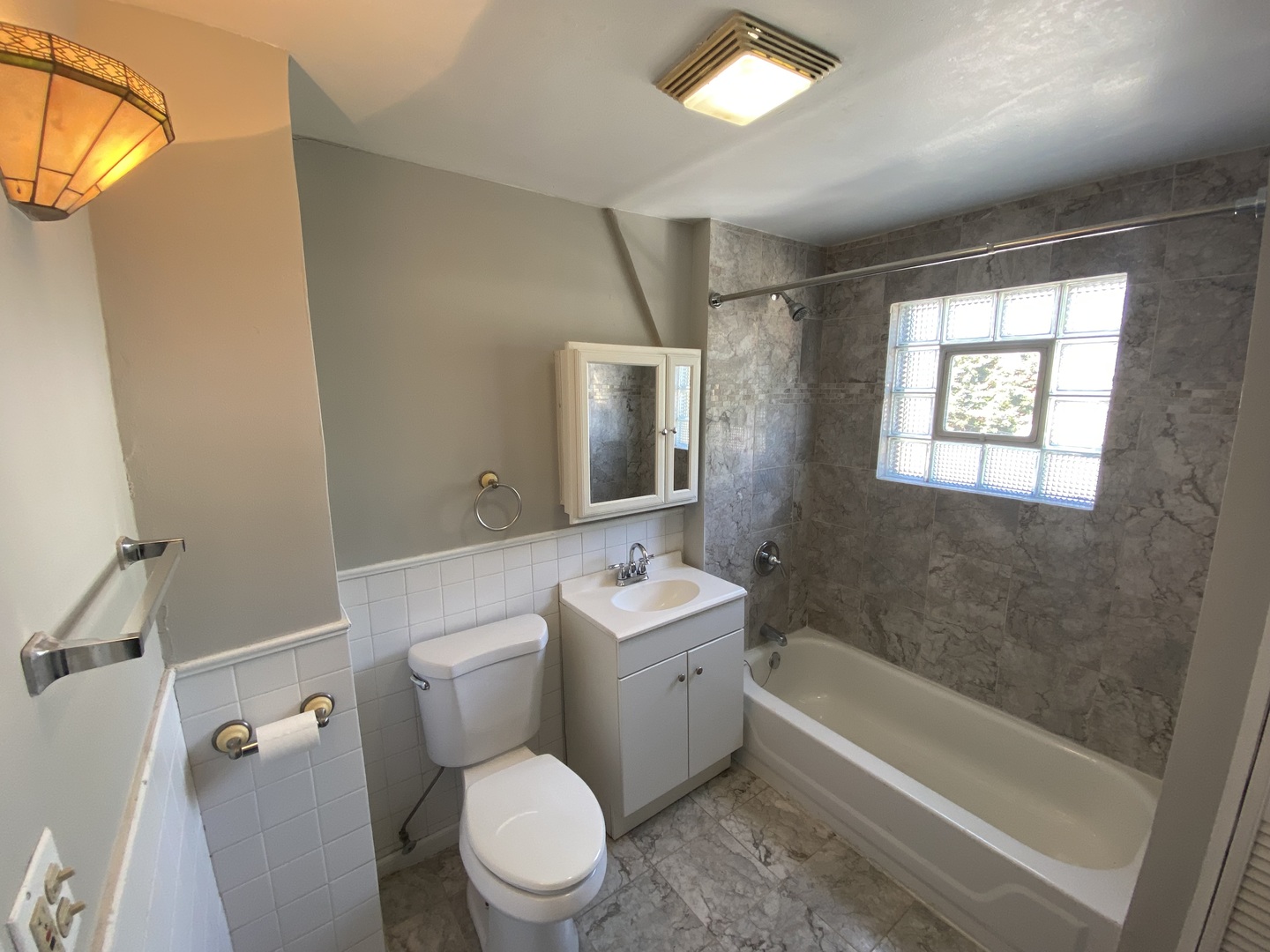 4210 North Kilpatrick Avenue, Unit 2F Chicago, IL 60641 - Photo 11 of 15 a bathroom with a toilet a sink and bathtub