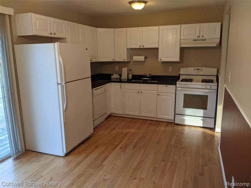 3693 Queensbury Road Lake Orion, MI 48359 - Photo 5 of 24